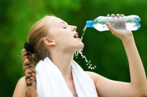 Uống nước rất tốt cho sức khỏe - Ảnh minh họa