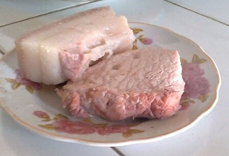 luộc thịt kỹ mà vẫn có màu hồng như không chín có thể nước đã bị nhiễm amoni.